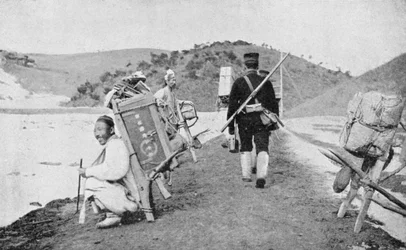 Coolies coreanos actuando como porteadores para soldados japoneses, Guerra Ruso-Japonesa, 1904-5