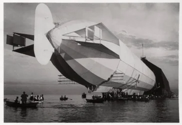 LZ 6 entrando en un hangar flotante, Halle, Alemania, c1909-1910 1933