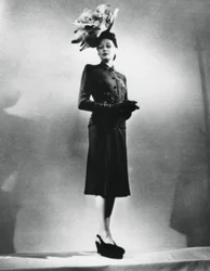 La mujer chic, atuendo del diseñador de moda francés Jacques Fath, París, enero de 1943
