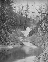 Cascadas de encaje y piscina de dragones, Puente Natural, Virginia, c1897