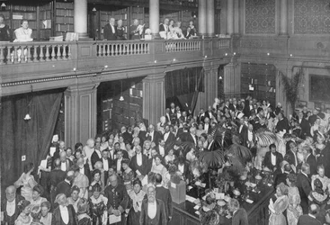 Noche de damas en la Royal Society, Londres, c. 1903