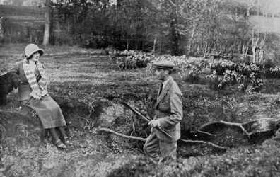 Lady Elizabeth Bowes-Lyon y el Duque de York en su casa de Hertfordshire cerca de Welwyn, 1923