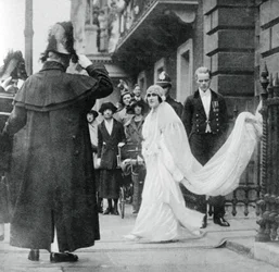 Lady Elizabeth Bowes-Lyon camino a casarse en la Abadía de Westminster, 26 de abril de 1923, 1937
