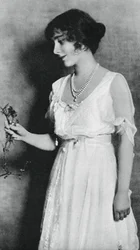 Lady Elizabeth Bowes-Lyon con un clavel rojo, 1923, 1937