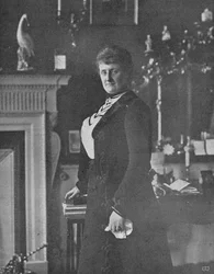 Lady Lansdowne en su escritorio