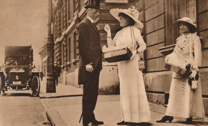 Lady Pilkington vendiendo rosas en el primer aniversario del Día de la Rosa de Alexandra, 25 de junio, 1913