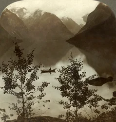 Lago Loen - alimentado por glaciares en sus costas montañosas cubiertas de nubes - Noruega, c1905