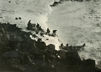 Descargando suministros del barco en el primer lugar de desembarco, c1908, 1909