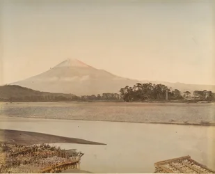 [Paisaje con río y montaña]