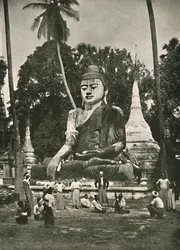 Gran figura de Buda en la plataforma Shwe Dagon, Rangún, 1900