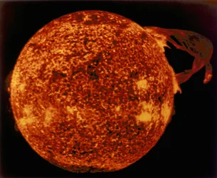 Gran prominencia solar en luz ultravioleta extrema, 1973