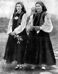 Mujeres letonas con traje tradicional, 1936