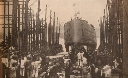 Lanzamiento del H.M.S. Lion en agosto, 1910, c1910, 1935