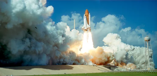 Lanzamiento del transbordador espacial Challenger desde el Centro Espacial Kennedy, Florida, EE.UU., 1985
