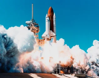 Lanzamiento del transbordador espacial Columbia desde el Centro Espacial Kennedy, Florida, EE. UU., 4 de abril de 1997