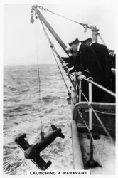 Lanzamiento de un paraván desde el acorazado HMS Rodney, 1937
