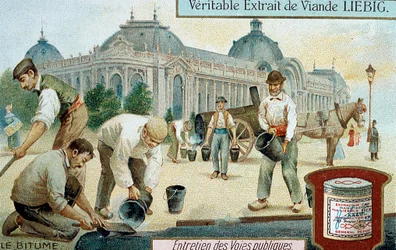 Colocación de superficie de carretera de betún en una calle de París, c. 1900