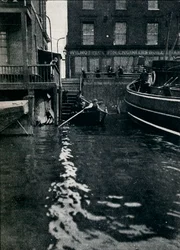 Saliendo de Battle Bridge Stairs, Londres, c. 1900-1901