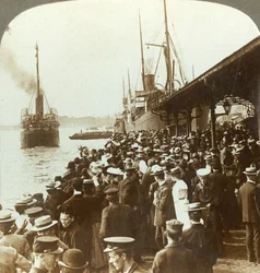 Dejando el viejo hogar y amigos - emigrantes saludando hacia América, Christiania, Noruega, c1905