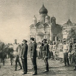 Lenin revisa el 11º grupo de graduados de la Primera Escuela de Comandantes de Ametralladoras Soviética de Moscú