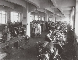 Procesamiento de lentes en la fábrica de la Asociación Óptico Mecánica en Petersburgo, 1916