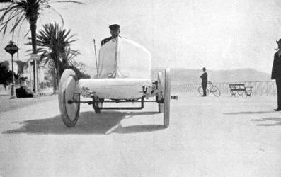 Leon Serpollet en su coche de vapor Gardner-Serpollet, Niza, 1903