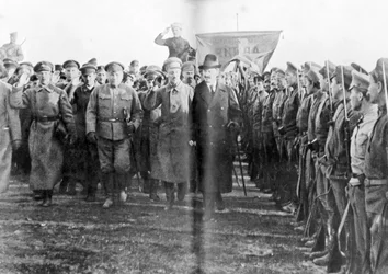 Leon Trotsky, Comisario del Pueblo para la Guerra, revisando tropas del Ejército Rojo en Moscú, Rusia