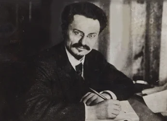 León Trotsky en su escritorio, principios de los años 1920
