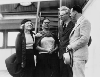 León Trotski con su esposa Natalia Sedova y la artista mexicana Frida Kahlo, 1937
