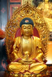 Templo budista Leong San. Estatua de Buda dorado. Singapur