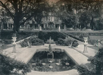 Lily Basin y West Front, The Hill, Hampstead Heath, c. 1900