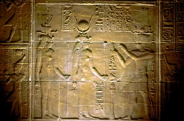 Relieve de piedra caliza en el Templo de Philae, Antiguo Egipto