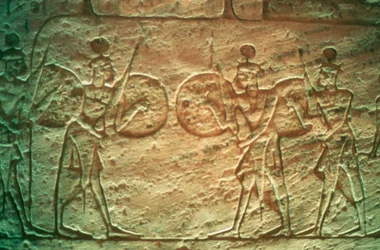 Relieve de piedra caliza que muestra soldados hititas, Templo de Abu Simbel, Egipto, siglo XIV-XIII a.C.