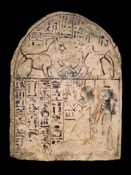 Estela de piedra caliza que representa la adoración de los gatos divinos de Re y Atum, Dinastía XIX c1292-c1190