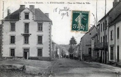 Limousin, Correze (19), Eygurande: vista de la Place de l