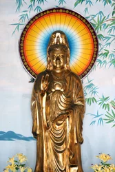 Pagoda budista Linh Ung. Quan Am bodhisattva de la compasión o diosa de la Misericordia. Gesto de protección (Abhay). Danang. Vietnam