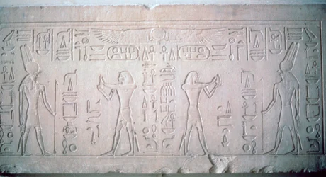 Dintel de Senusret III que representa al faraón haciendo ofrendas al dios Montu, XII Dinastía