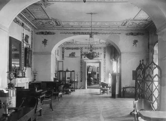 Sala de estar en la casa solariega de Maryino