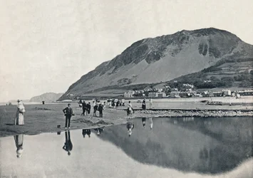 Llanfairechan - El pueblo y la montaña Penmaenmawr, 1895