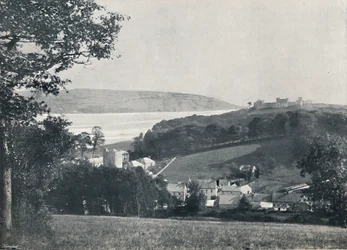 Llanstephan - El pueblo y la colina coronada por el castillo, 1895