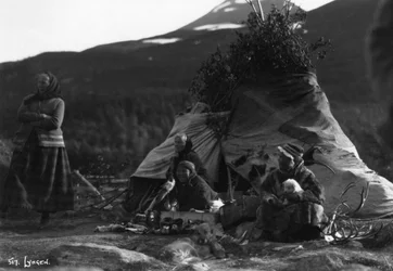 Mujeres locales, Lyngen, norte de Noruega, c1920s-c1930s