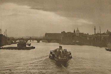 Londres-en-el-Mar: El barco de excursión diario se dirige hacia el atardecer en su regreso de Margate, c1935