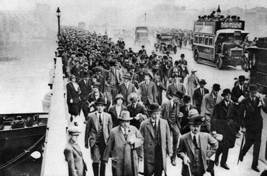 Hora punta en el Puente de Londres, Londres, 1926-1927
