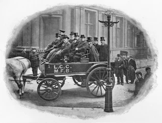Comité de Bomberos del Consejo del Condado de Londres comenzando una inspección, c1903
