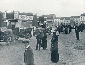 Autobuses de Londres en uso en el continente para transportar tropas británicas, c.1914