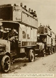 Autobuses de Londres llevando tropas escocesas al frente, Primera Guerra Mundial, 1914