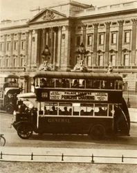 El nuevo autobús todo tiempo de Londres, 1927