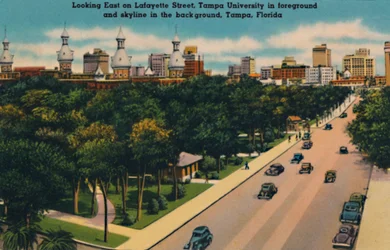 Mirando al este en la calle Lafayette, Universidad de Tampa y horizonte, Tampa, Florida, c1940s