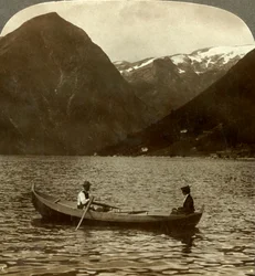 Mirando a través del Essefjord desde Tjugum hasta el Kjeipen cubierto de hielo, Noruega, c1905