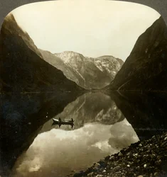 Mirando hacia abajo el profundo y tranquilo Naerofjord, cerca de Gudvangen, Noruega, c. 1905